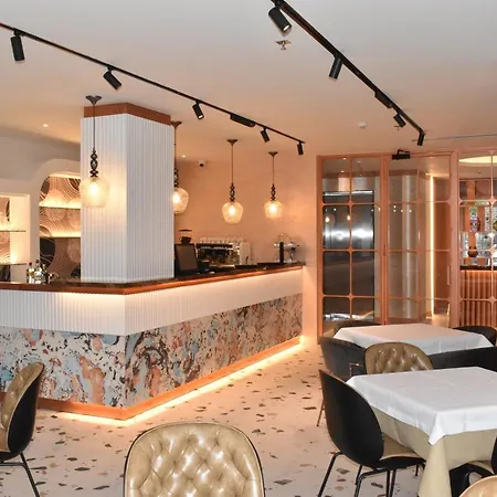 ホテル Moenia Boutique 4*